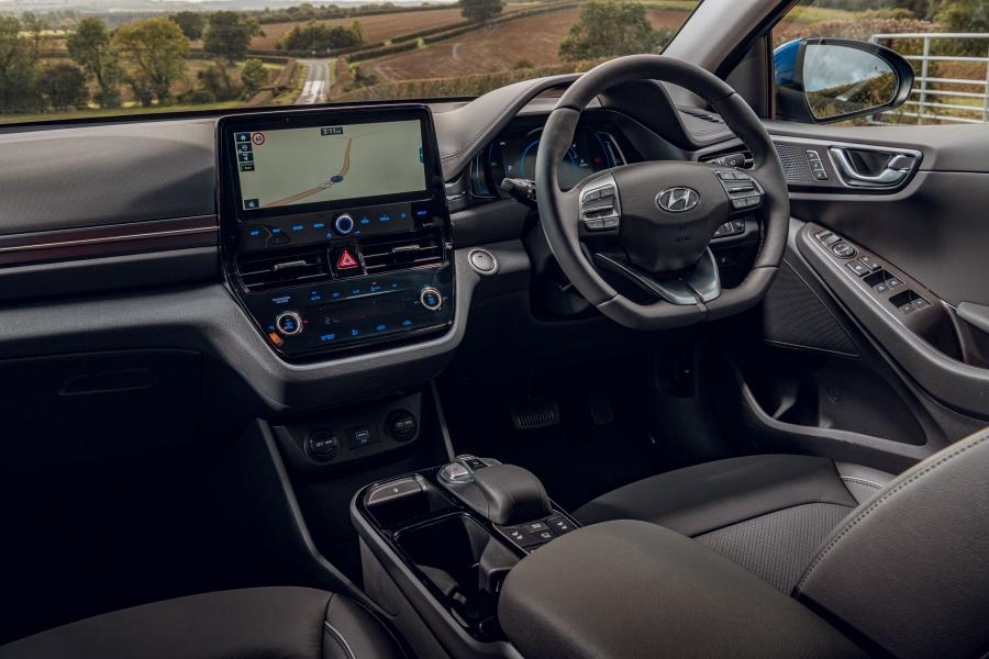 Торпедо Hyundai IONIQ electric (AE) 2019 года  (UK) (фото 29 из 37)